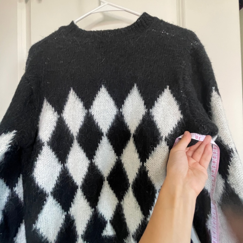Chic Black And White Diamond Pattern Sweater - image 5